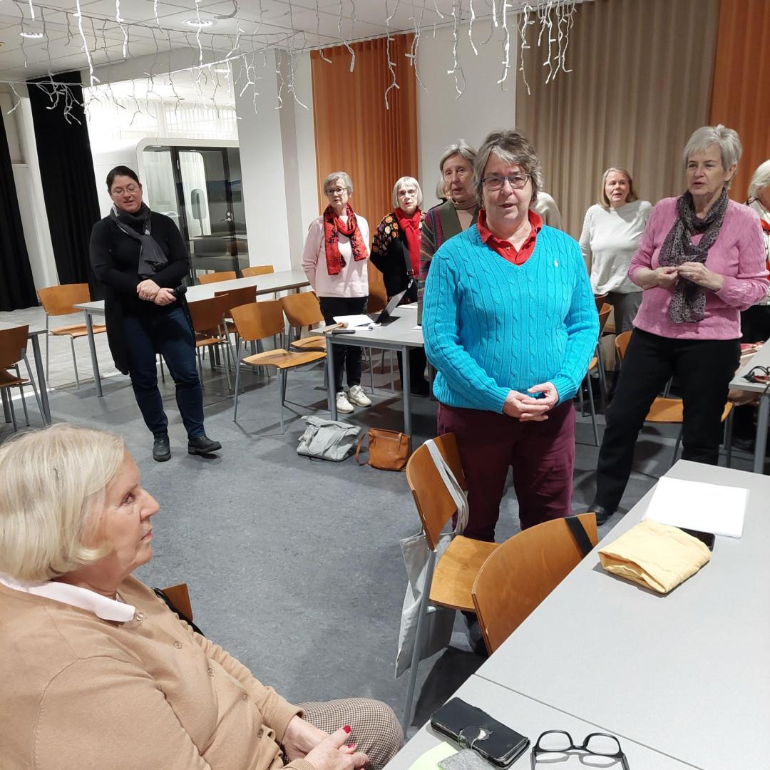 Vi sjunger för vår mångåriga ordförande Christina som fyller 80 år och nu avgår